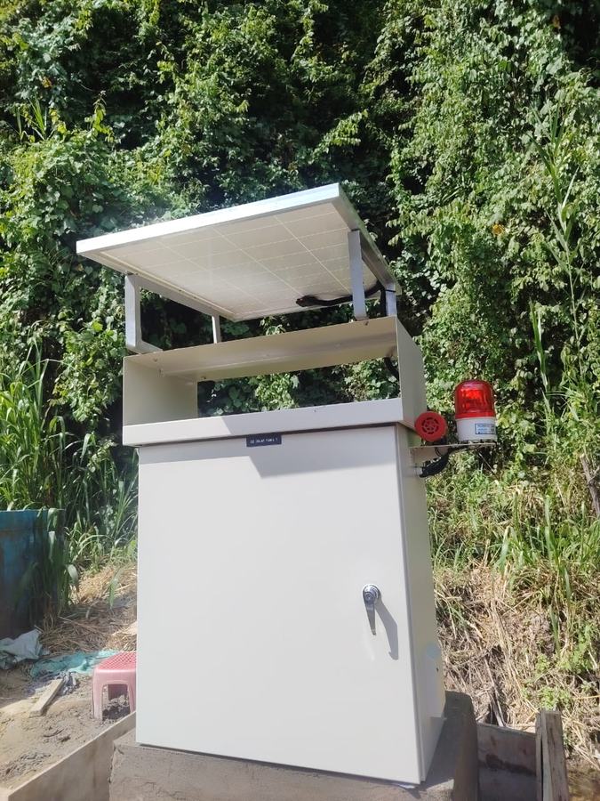 Solar lighting and flood warning system, photo 2